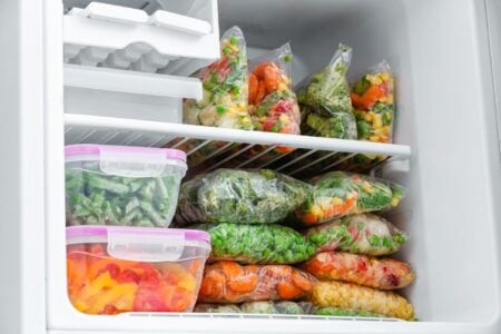 5 alimente pe care nu este indicat să le congelezi. Cum le păstrezi fără să le compromiți gustul și textura