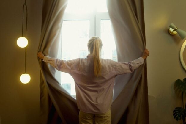 Când să tragi draperiile ca să păstrezi căldura în casă. Detaliul care influențează cât de eficient este acest truc