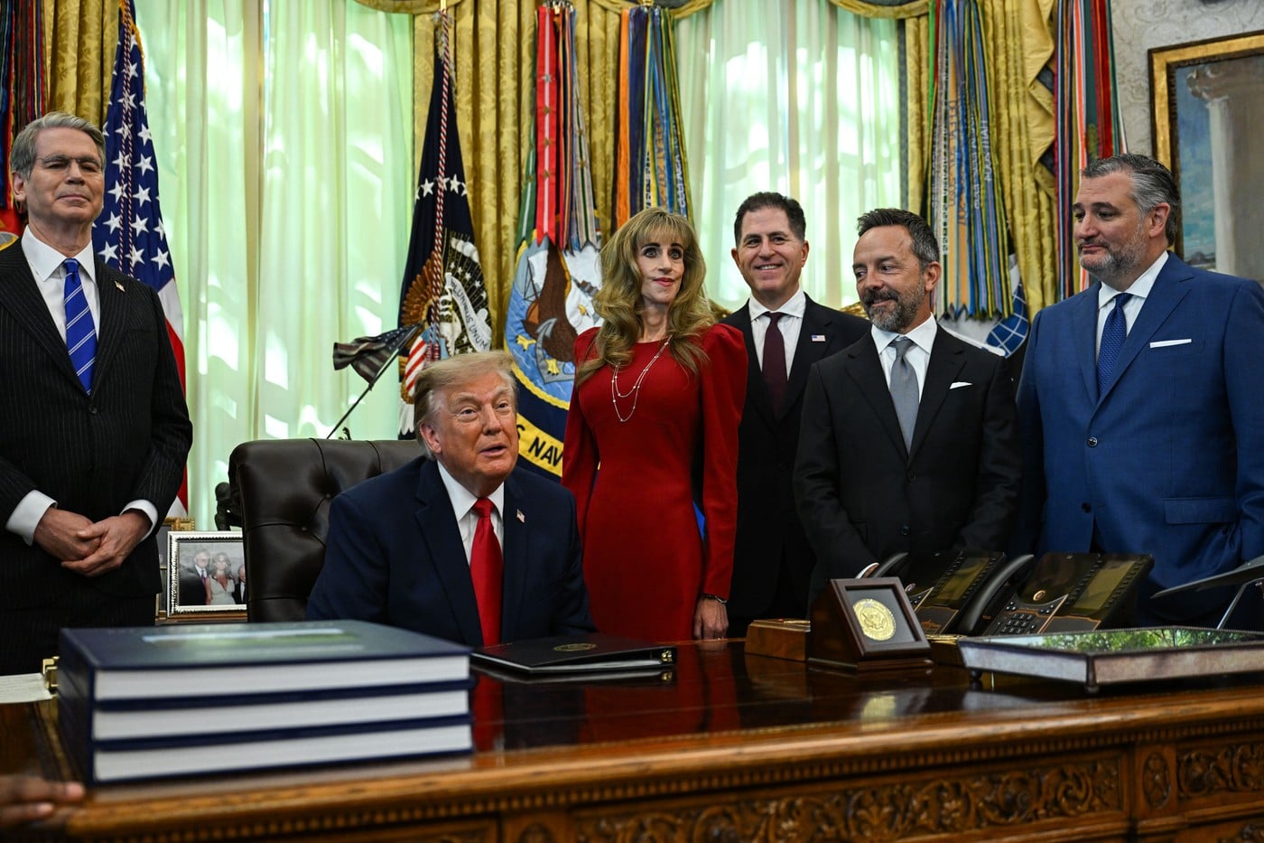 Cine este femeia care apare lângă Donald Trump în clipul de la Casa Albă. Imaginile au stârnit întrebări pe rețelele sociale, mulți nu au crezut că e reală