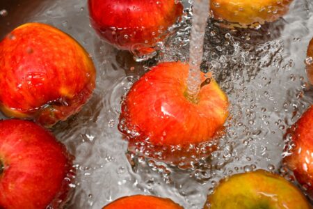 Ar trebui să speli fructele cu bicarbonat de sodiu? Ce spune un expert în siguranța alimentară despre clătire și înmuiere
