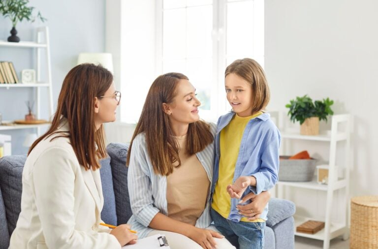 O mamă își petrece timpul liber alături de familie, încercând să păstreze un echilibru între copii, relația de cuplu și propriile nevoi. (Sursa foto: Profimedia)