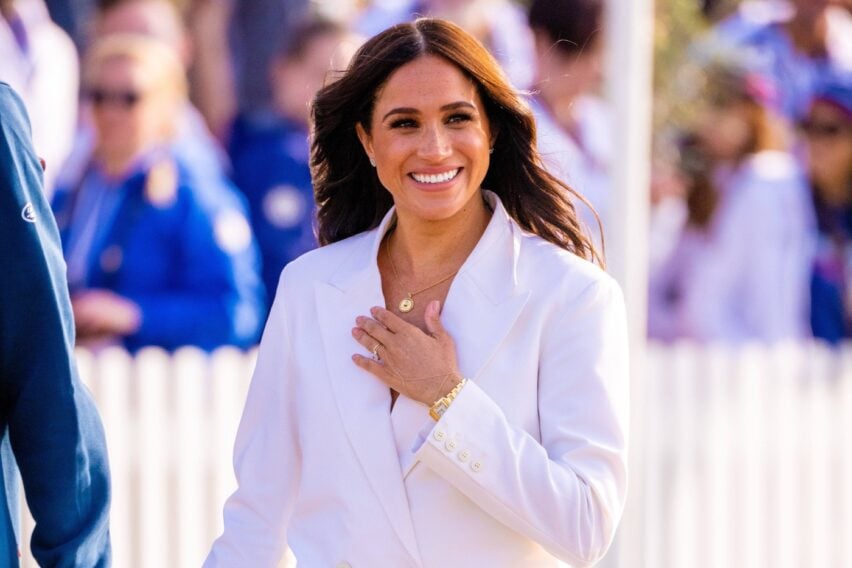 Meghan Markle, prima apariție publică după mutarea în Marea Britanie. A purtat haine de peste 32.000 de euro, dar a atras atenția cu un accesoriu pe care multe românce îl folosesc la piață