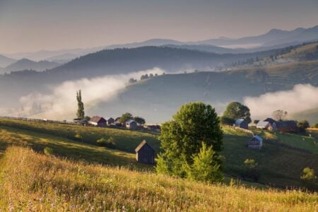 Regiunea din România desemnată cea mai subestimată destinație de călătorie pentru 2027. Cucerește prin mănăstiri pictate și păduri străvechi
