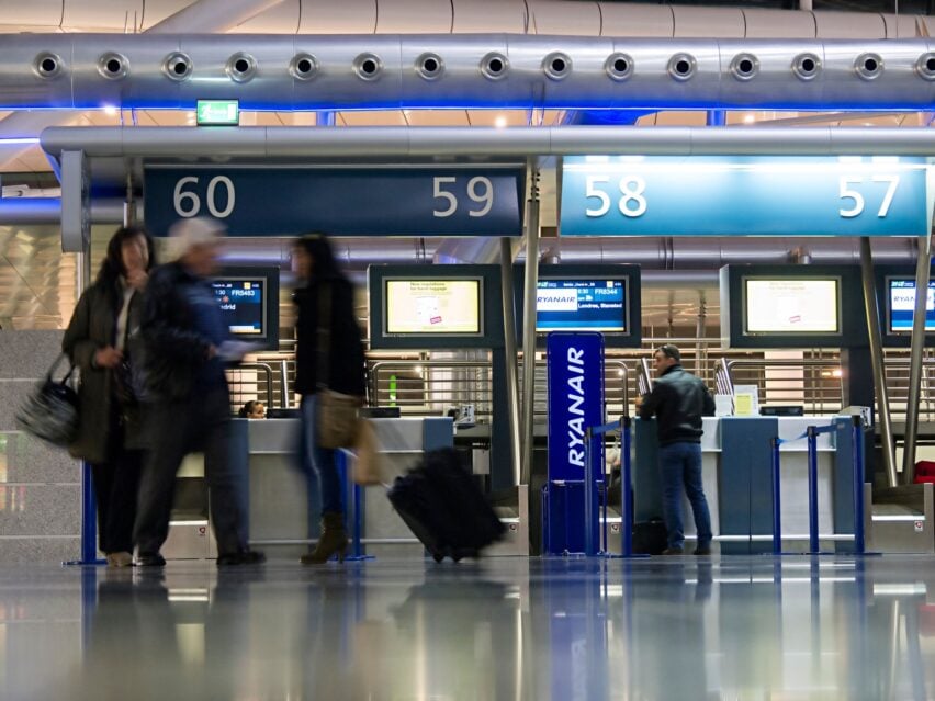 Ryanair schimbă regulile de check-in din 10 noiembrie. Pasagerii care ajung prea târziu la aeroport riscă să piardă avionul