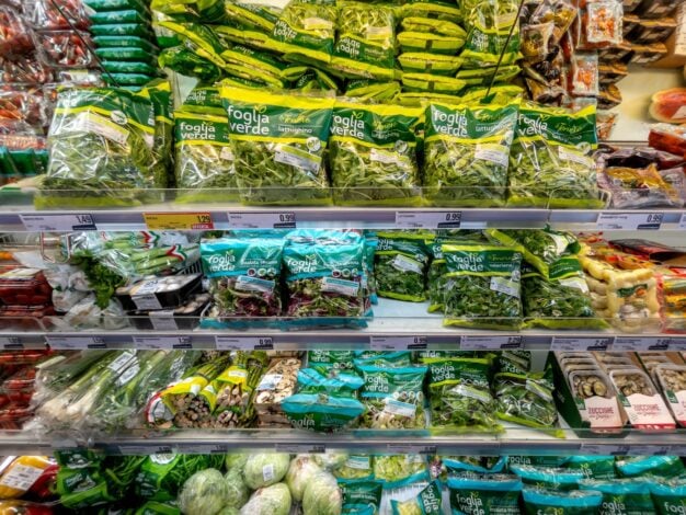Salata la pungă se strică repede? Trucul simplu care o poate păstra proaspătă mai multe zile