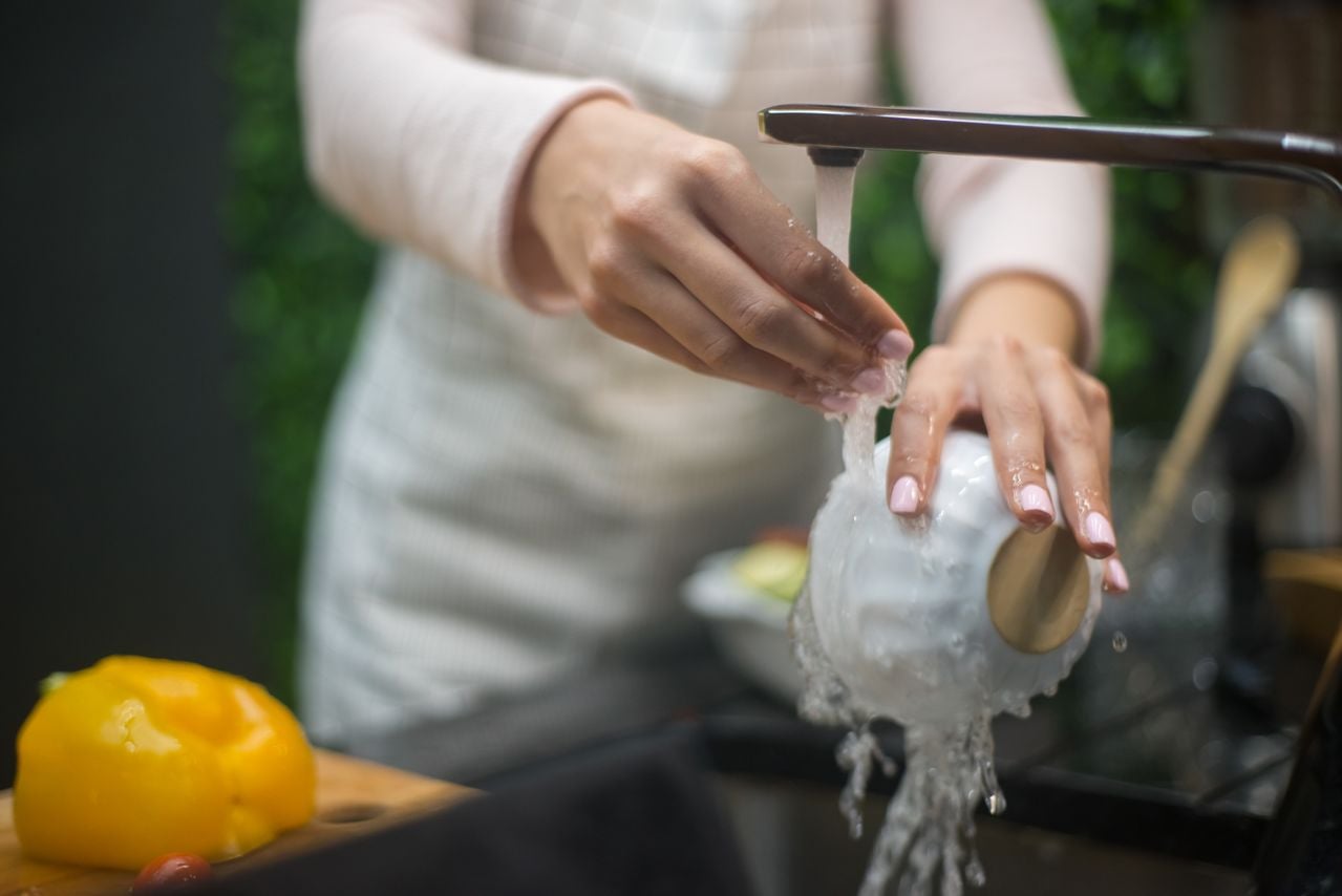 Spălatul vaselor de mână sau la mașină: care metodă curăță mai bine? Detaliile care fac diferența