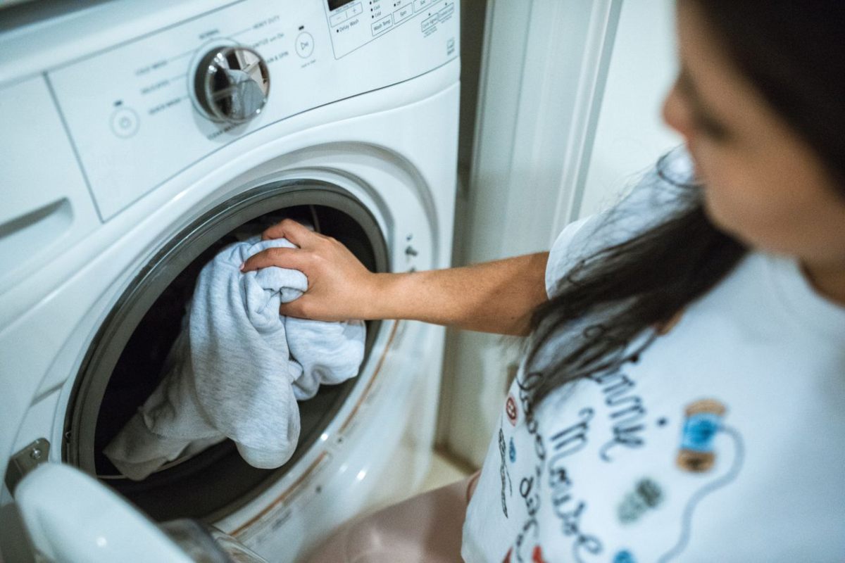 7 tipuri de haine și textile pe care e mai bine să le speli cu apă rece. Cum le protejezi culorile și forma