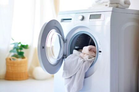 Ce să pui în uscător ca hainele să iasă mai puțin șifonate și să se usuce mai repede. Trucul simplu care nu implică mingi de tenis