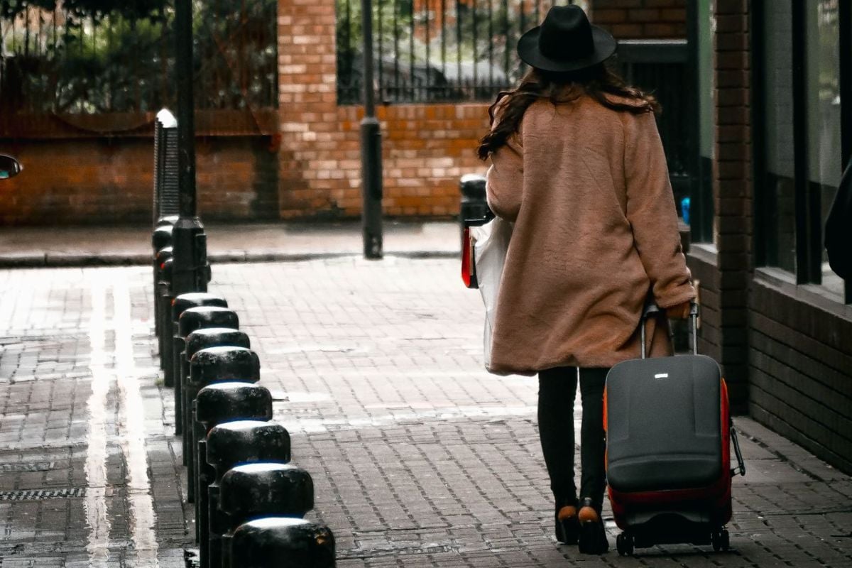Se interzic valizele cu roți în orașele europene? Adevărul din spatele zvonurilor și ce trebuie să știe turiștii