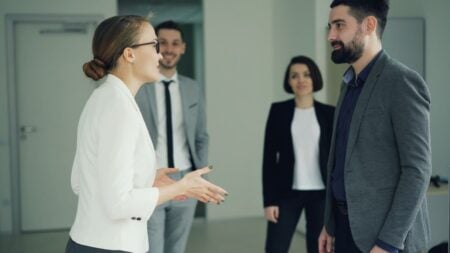 Cum să te faci auzită când cineva vorbește fără oprire. Cinci soluții simple recomandate de un expert